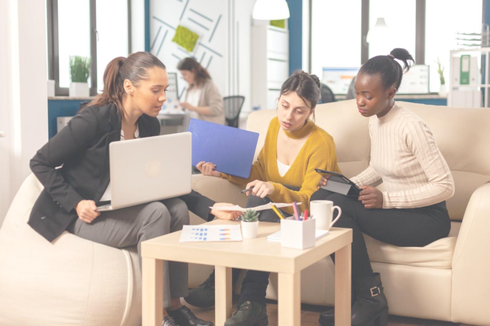 Profesionales trabajando en análisis de procesos presupuestarios