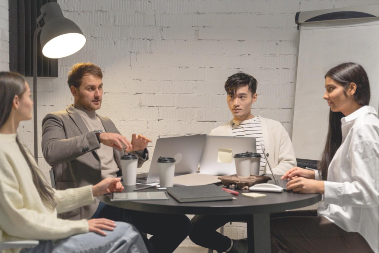 Equipo de quarenyozix trabajando en optimización de procesos presupuestarios
